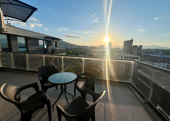Lush Central Penthouses - Eluxory Apts