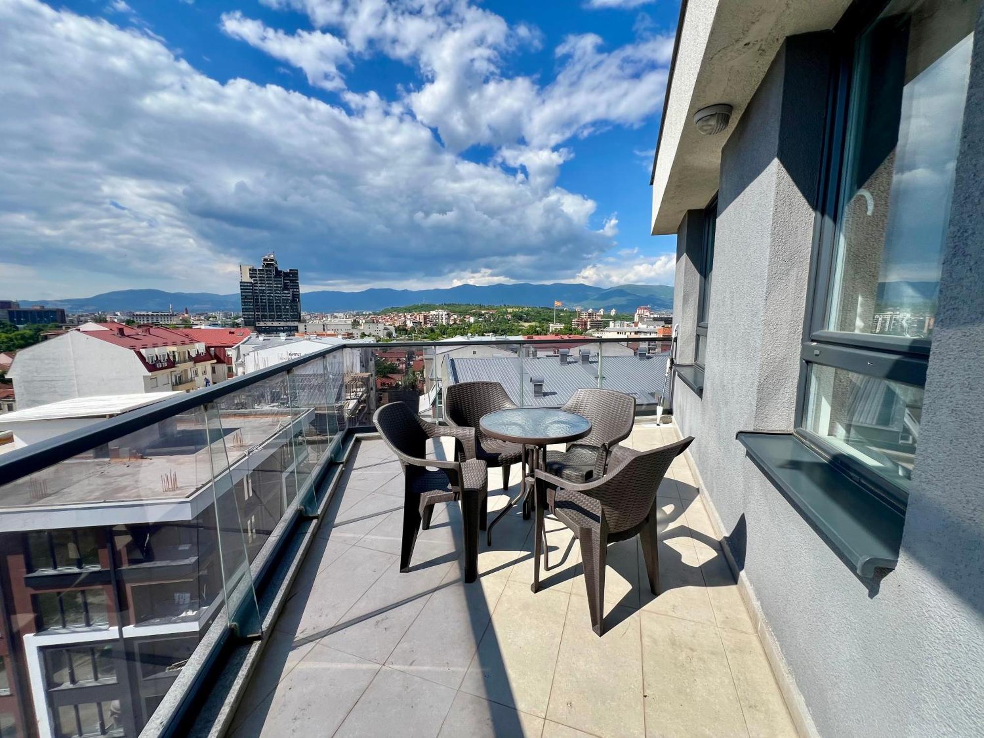 Lush Penthouses - Eluxory Apts Apartment