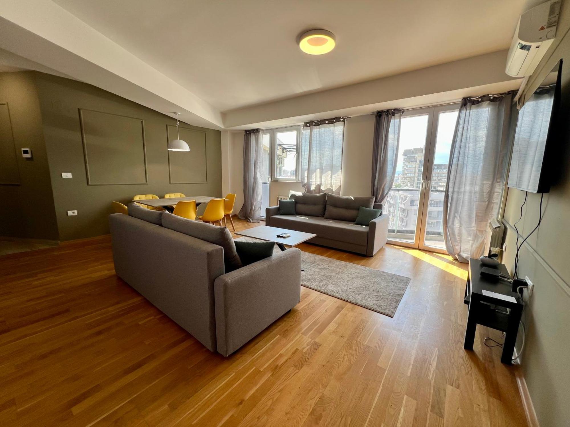 Lush Penthouses - Eluxory Apts *